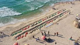 تدشين أكبر منحوتة رملية في فلسطين تضم أسماء الأطفال الذين ارتقوا جرّاء عدوان الاحتلال على قطاع غزة