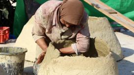 الفلسطينية آمنة صلاح تعمل في صناعة أفران الطابون المصنوع من "الطين"