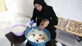 فلسطينية تصنع أقراص الكِشك لكسب لقمة العيش في خانيونس