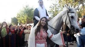 عرسان فلسطينيون يحيوا زفافهم وسط أجواء تراثية قديمة في بلدة بيرزيت قرب رام الله