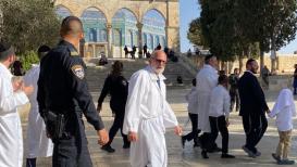مستوطنون بلبسون زيًا كهنوتيًا خلال اقتحامهم المسجد الأقصى