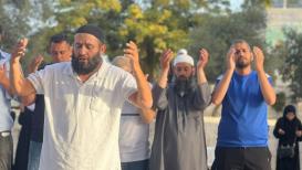 المرابطون يصلون في وجه اقتحامات قوات الاحتلال للمسجد الأقصى