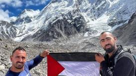 ثلاثة شبان مقدسيين يرفعون العلم الفلسطيني على جبل إيفرست