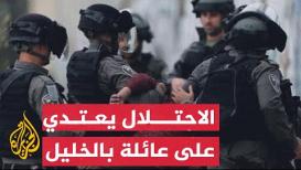"اعتداء وترهيب".. لحظة اقتحام قوات الاحتلال لمنزلِ فلسطينيٍّ في الخليل