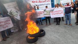 محتجون غاضبون يحرقون إطارات السيارات أمام مقر (أونروا) بغزة احتجاجاً على عدم دفع تعويضات لمتضرري عدوان 2014