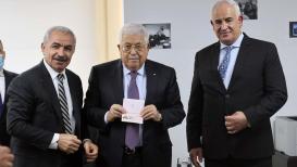 الرئيس يتسلم أول نسخة من جواز السفر الفلسطيني البيومتري