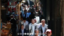 انتشار المستوطنين في حواري وشوارع البلدة القديمة خلال إحيائهم ما يسمى بـ "عيد العُرش" العبري