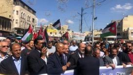 أردنيون ينظمون مسيرة تضامنية مع القدس والأقصى أمام المسجد الحسيني في العاصمة الأردنية عمان