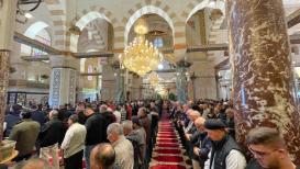 صلاة الظهر في المسجد الأقصى