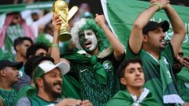 جماهير السعودية تضيء المدرجات باللون الأخضر