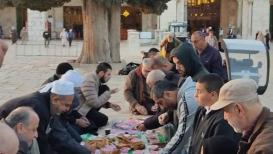 إفطار المصلين في رحاب المسجد الأقصى المبارك صباح اليوم