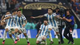 ميسي ورفاقه يحتفلون بفوز الأرجنتين بكأس العالم 2022 في قطر
