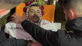 أصدقاء الشهيد يوسف محيسن يلقون نظرة الوداع عليه قبل تشييع جثمانه إلى مثواه الأخير