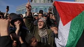 تظاهرة داخل المسجد الأقصى تنديدًا بمجزرة الاحتلال في مخيم جنين