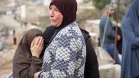 نساء وأطفال عائلة مطر من بلدة جبل المكبر فوق ركام منزلهم تصوير : أحمد أبو صبيح