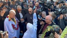 والدة المحرر ماهر يونس تلبسه "عباءة العريس" بعد تحرره من سجن 40 عامًا