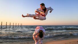 رياضيون يمارسون رياضة التايكوندو على شاطئ بحر مدينة خانيونس جنوب قطاع غزة