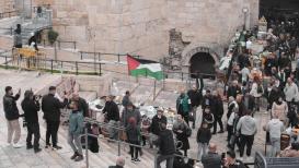 الناشط محمد أبو الحمص يرفع علم فلسطين في القدس المحتلة متحديًا قرار "إيتمار بن غفير"