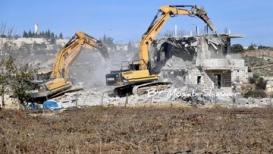 قوات الاحتلال تهدم منزلا لعائلة جابر في منطقة البقعة جنوب الخليل