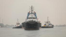 تعويم السفينة الجانحة في قناة السويس بعد حدوث عطل مفاجئ فيها