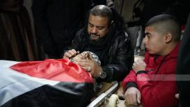 إلقاء نظرة الوداع على جثمان الشهيد حمزة الأشقر ( 17 عاماً) في مستشفى رفيديا الحكومي