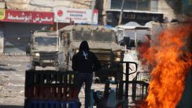 جانب من تصدي أهالي نابلس لاقتحام قوات الاحتلال