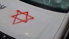 صور اعتداء المستوطنين على مركبات الفلسطينيين في منطقة واد المزين بالخليل