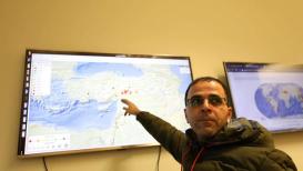 خبراء جيولوجيا ورصد زلازل داخل مرصد الزلازل الفلسطيني بجامعة النجاح في نابلس