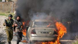 اعتداء مستوطنين على قرية بورين في نابلس وإحراقهم لمركبات المواطنين