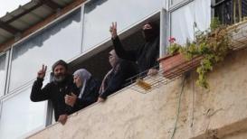 عائلة بشير تقف على ركام منزلها الذي هدمته قوات الاحتلال في بلدة جبل المكبر