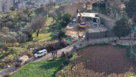 جرافات الاحتلال تهدم منزلاً قيد الانشاء في مدينة بيت جالا ببيت لحم