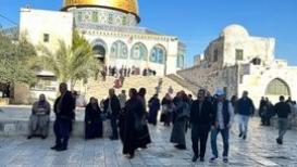 المسجد الأقصى المبارك عامرٌ بمحبيه في سادس أيام شهر رمضان