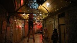 تزيين أزقة البلدة القديمة في الخليل لاستقبال شهر رمضان المُبارك