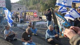 تظاهرات أمام محطة القطار في تل أبيب احتجاجًا على مشاريع قوانين الإصلاح القضائي