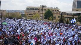 آلاف الإسرائيليين يواصلون الاحتجاج في الشوارع ضد قرار نتنياهو إقالة وزير الجيش