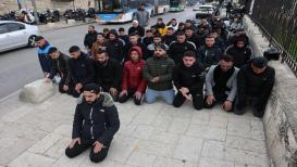 مواطنون يؤدون صلاة الجمعة في شوارع القدس بسبب قوات الاحتلال وصولهم الى المسجد الأقصى