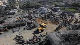 مواطنون يتفقدون آثار الدمار الذي خلفه الاحتلال بعد قصفه مبان سكنية في منطقة الزوايدة وسط قطاع غزة