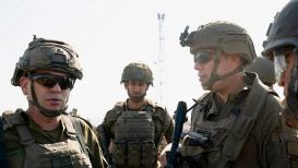 بسيوك (يسار الصورة) خلال جولة ميدانية في الجنوب اللبناني، أكتوبر الماضي