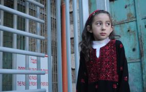 طفلة فلسطينية تنتظر عبور الحاجز