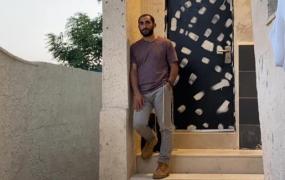 مستوطن خلال استيلاءه على الشقة.jpg