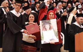 والدة الأسيرة ليان كايد تتسلم شهادة تخرّجها