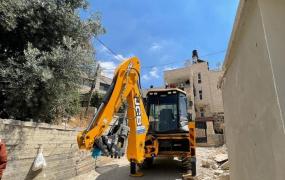 الاحتلال يجبر عائلة على هدم منزلها