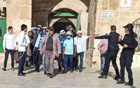 مجموعات المستوطنين خلال اقتحام المسجد الأقصى.jpg