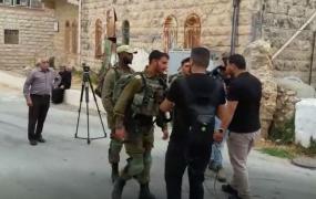 الاعتداء على طاقم قناة الجزيرة مباشر.JPG