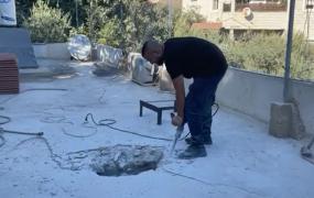 المقدسي محمد مطر يهدم منزله قسرياً.JPG