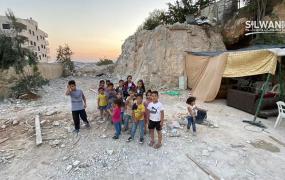 صورة لأفراد من العائلة بجوار خيم أقاموها