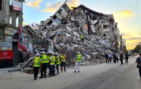 صورة من عملية إزالة الركام في غزة