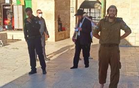 صورة من اقتحام أحد الجنود للمسجد الأقصى