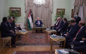 الرئيس عباس خلال لقاء مع إعلاميين مصريين.jpg