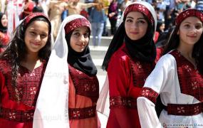الثوب الفلسطيني.jpg
